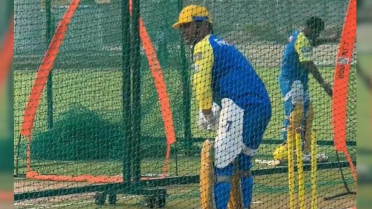 సీఎస్‌కేకు వరుస ఎదురుదెబ్బలు: ధోనీ, ఖలీల్ ఔట్!