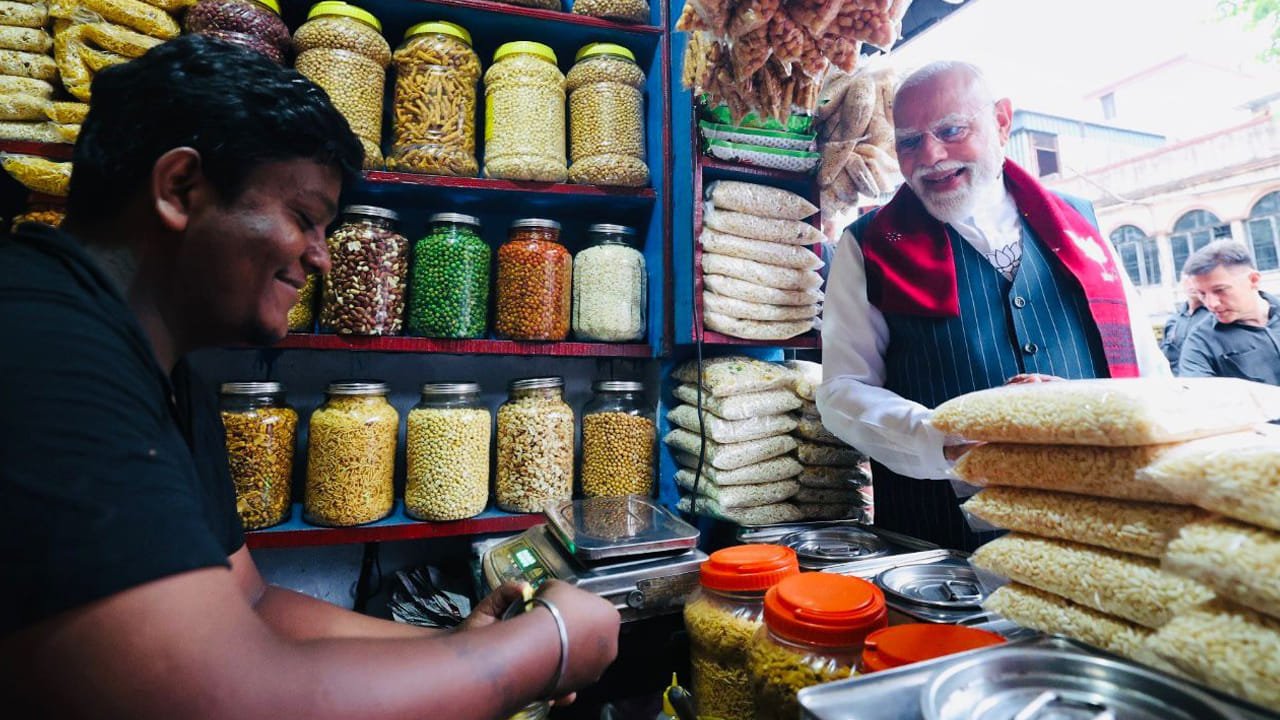 మోదీ తిన్న ఝల్‌మురి వీడియో: 24 గంటల్లో 10 కోట్ల వ్యూస్