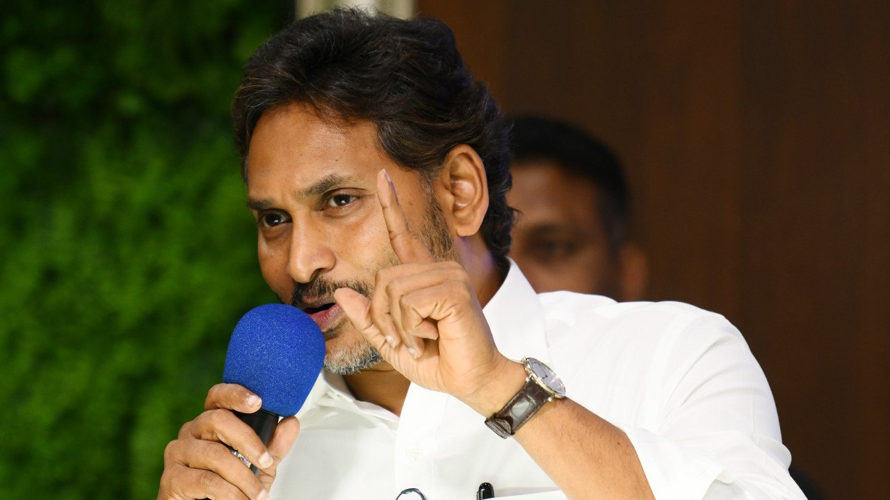 వెంకట్రామిరెడ్డి తొలగింపు: జగన్ తీవ్ర ఆగ్రహం - ఏపీలో రాజకీయ రగడ