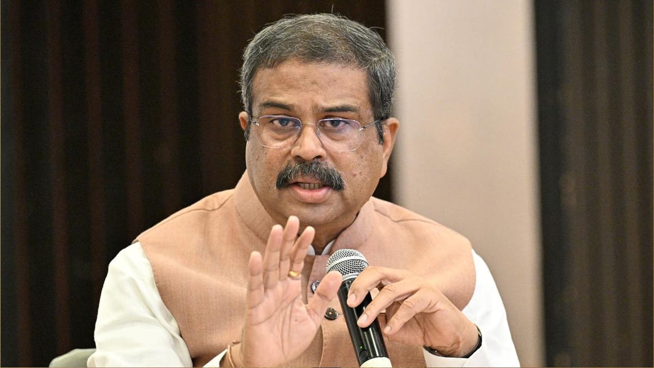 బెంగాల్ రచ్చ: టీఎంసీపై ధర్మేంద్ర ప్రధాన్ తీవ్ర ఆగ్రహం, రాజకీయ వేడి