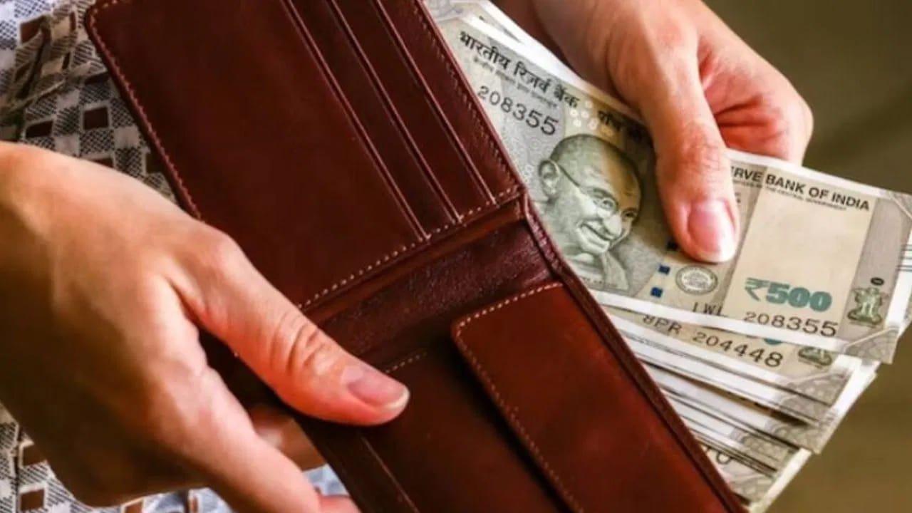 విద్యార్థులు, పేరెంట్స్.. పర్సులో డబ్బు నిలవాలంటే ఈ తప్పులు అస్సలు చేయకండి!