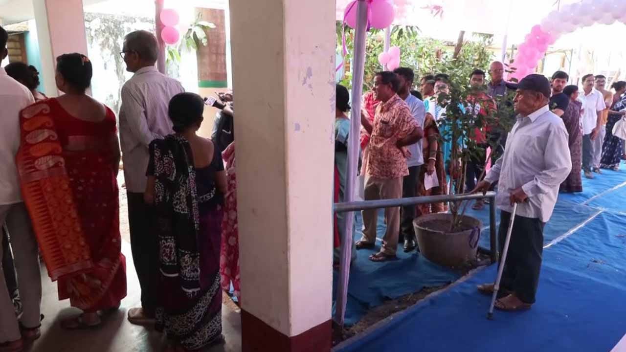 పశ్చిమ బెంగాల్, తమిళనాడులో పోలింగ్: హింసాత్మక ఘటనలు, ఈవీఎంల మొరాయింపులు