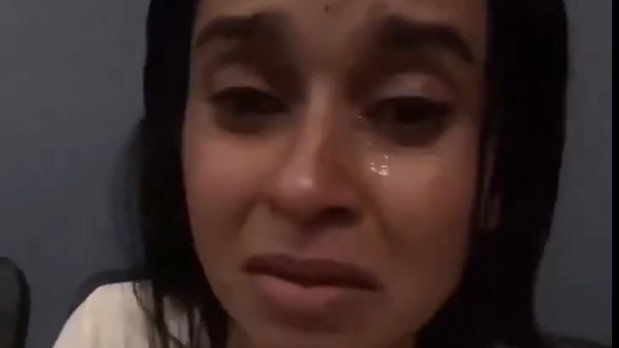 ఫ్లైట్ మిస్సయింది! ఓటు వేయడానికి మలేషియా నుంచి వచ్చిన యువతి కన్నీళ్లు