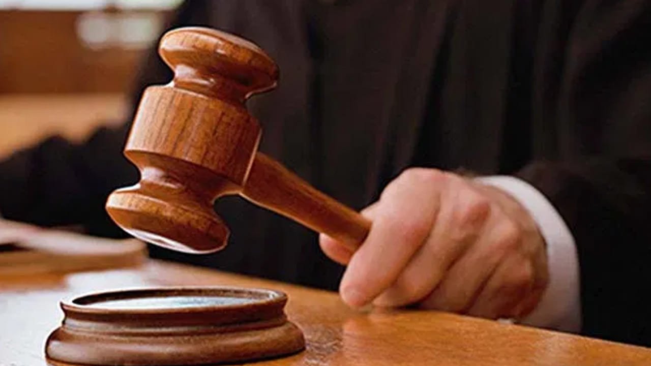 గుజరాత్‌లో నకిలీ కోర్టు దందా: ఐదేళ్లుగా అమాయకులను ముంచిన కిలాడీలు