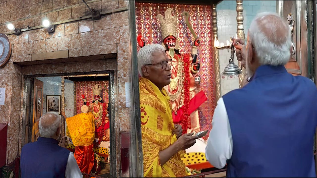 కోల్‌కతా ఆలయంలో ప్రధాని పూజలు: రాజకీయ వ్యూహమా?