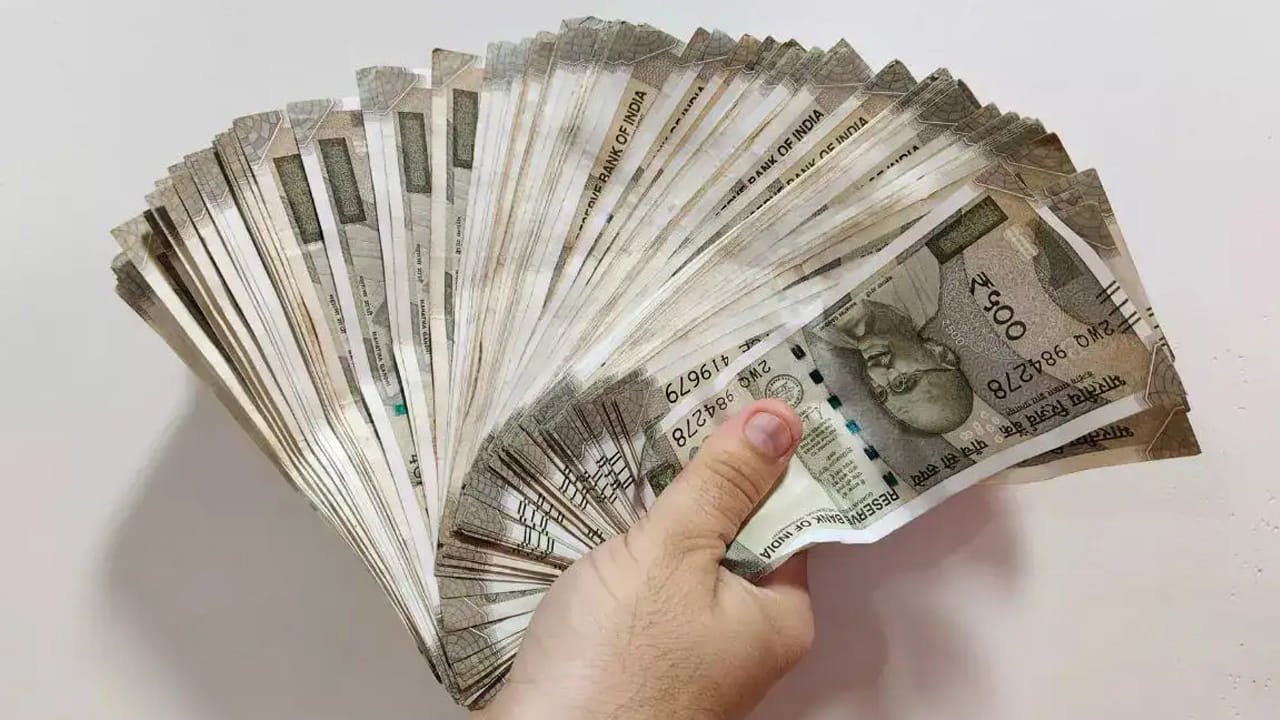 లక్షలు కట్టి చదివిస్తున్నారా? విద్యార్థులు, తల్లిదండ్రులు కచ్చితంగా తెలుసుకోవాల్సిన ఆర్థిక సత్యాలివే!