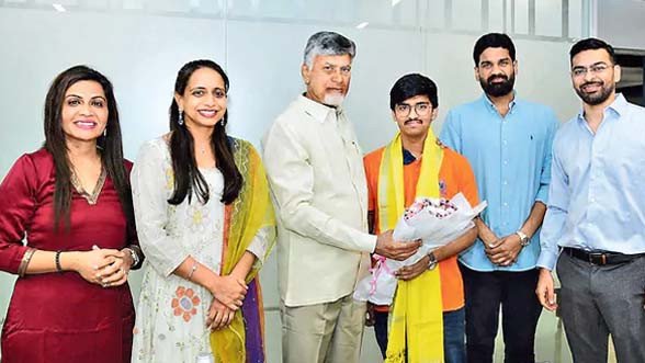 ఉండవల్లిలో జేఈఈ టాపర్లతో చంద్రబాబు ఆత్మీయ భేటీ: విద్యార్థుల ప్రతిభపై ప్రశంసలు