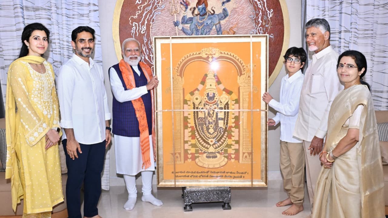 చంద్రబాబు నివాసంలో ప్రధాని మోదీ: గంటసేపు సాగిన కీలక చర్చలు