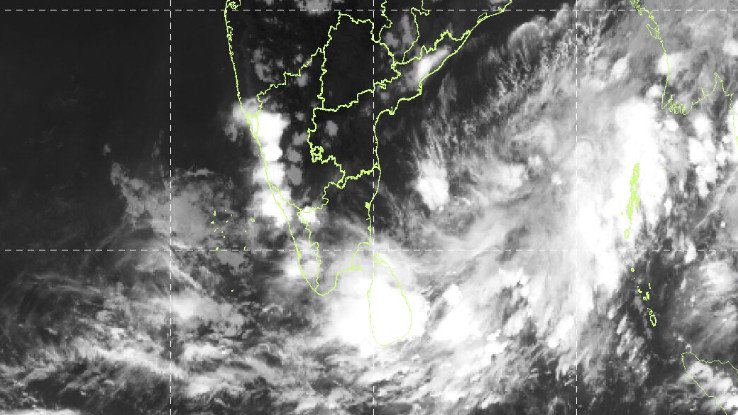 బంగాళాఖాతంలో అల్పపీడనం: ఏపీలో పిడుగులు, వడగాలుల హెచ్చరిక
