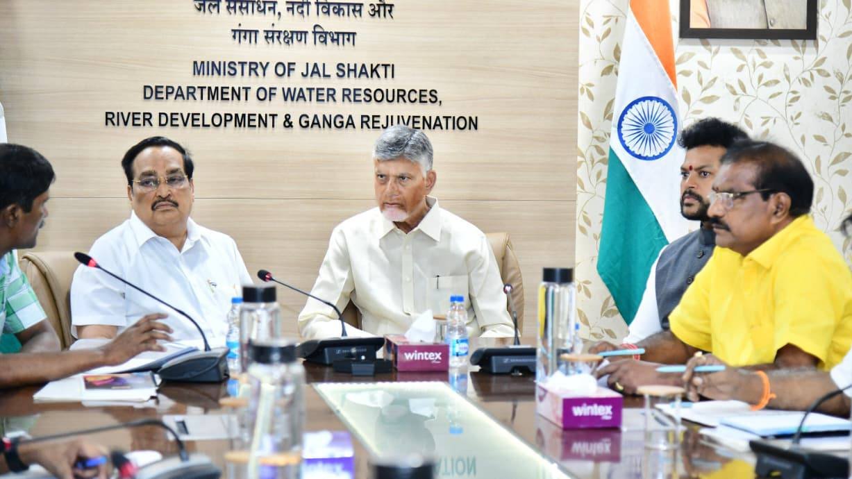 ఢిల్లీలో చంద్రబాబు పవర్ ప్లే: పోలవరంపై కేంద్రానికి డెడ్ లైన్