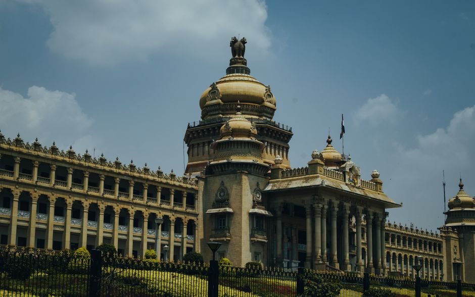 భర్త కన్నా ఎక్కువ సంపాదిస్తున్న భార్యకు భరణం అవసరం లేదు: కర్ణాటక హైకోర్టు